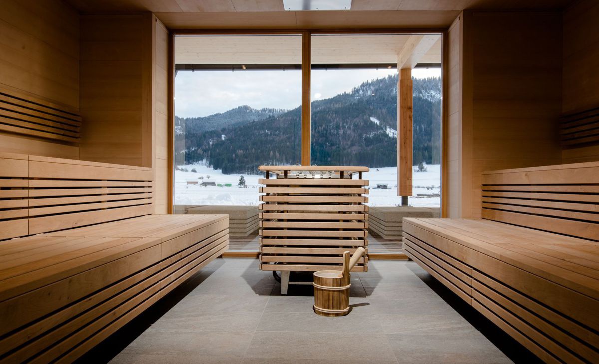 Sauna mit Blick auf die verschneite Landschaft.