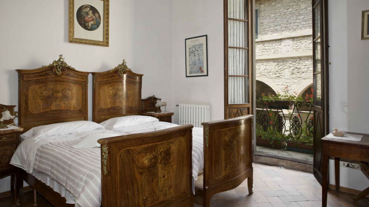 Zimmer mit rustikalen Betten.