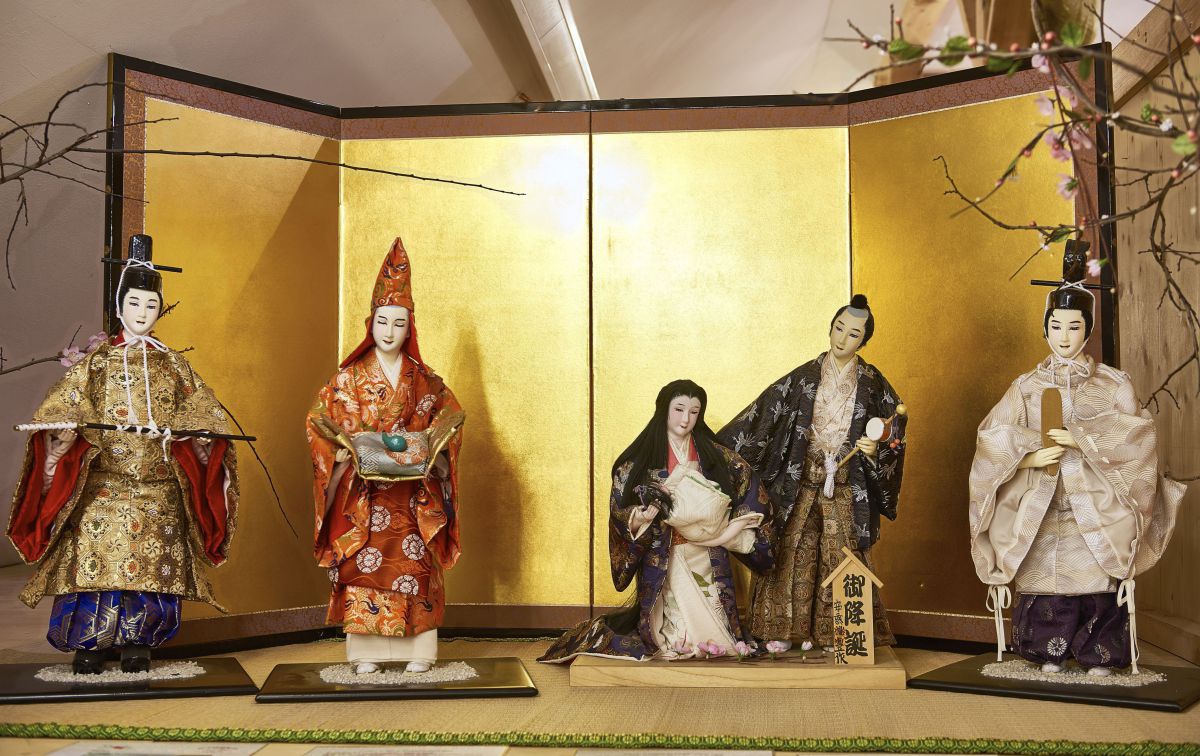 Krippendarstellung mit japanisch gekleideten Figuren.