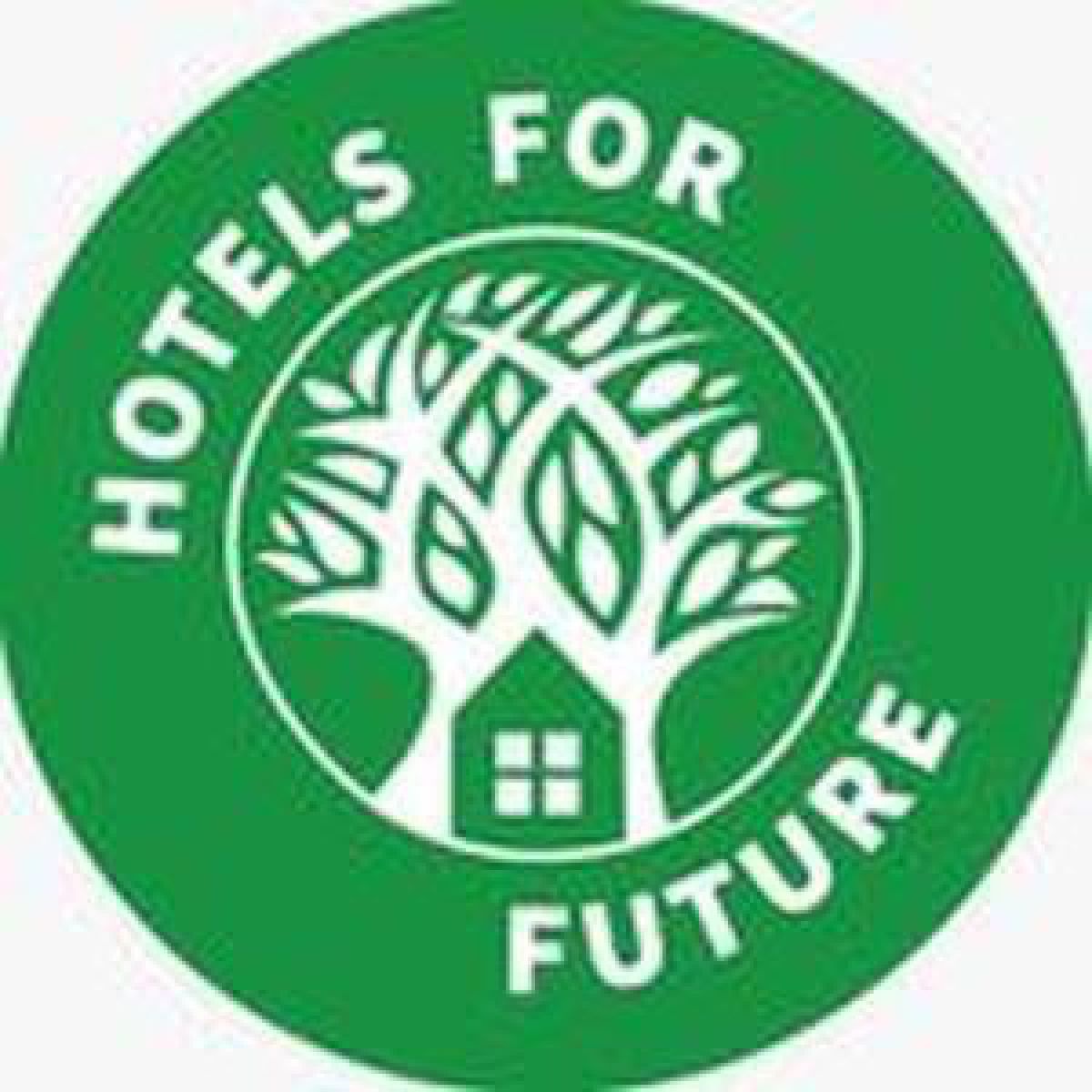 Logo Hotels for Future - rund, grün, im Innenkreis zwei inneinanderwachsende Bäume.