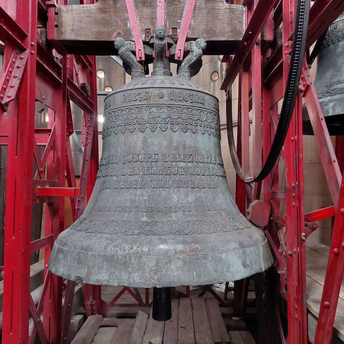 Große Glocke, getragen von einem Stahlgerüst