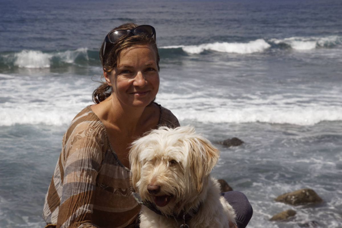 Barbara Focke mit ihrem Hund am Meer